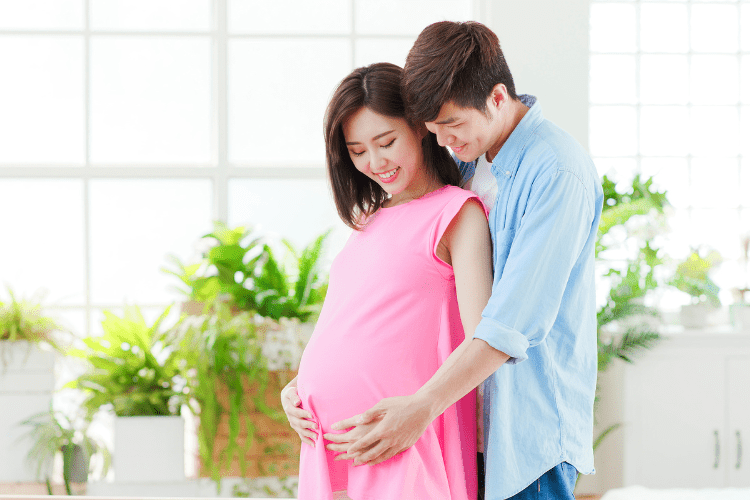 Does a Baby Know When Their Dad Touches Mom's Belly?